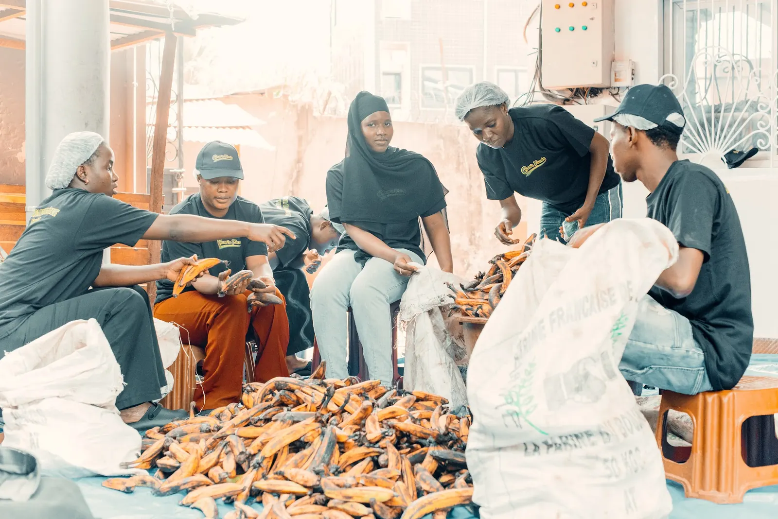 L'équipe épluche les plantains à la main