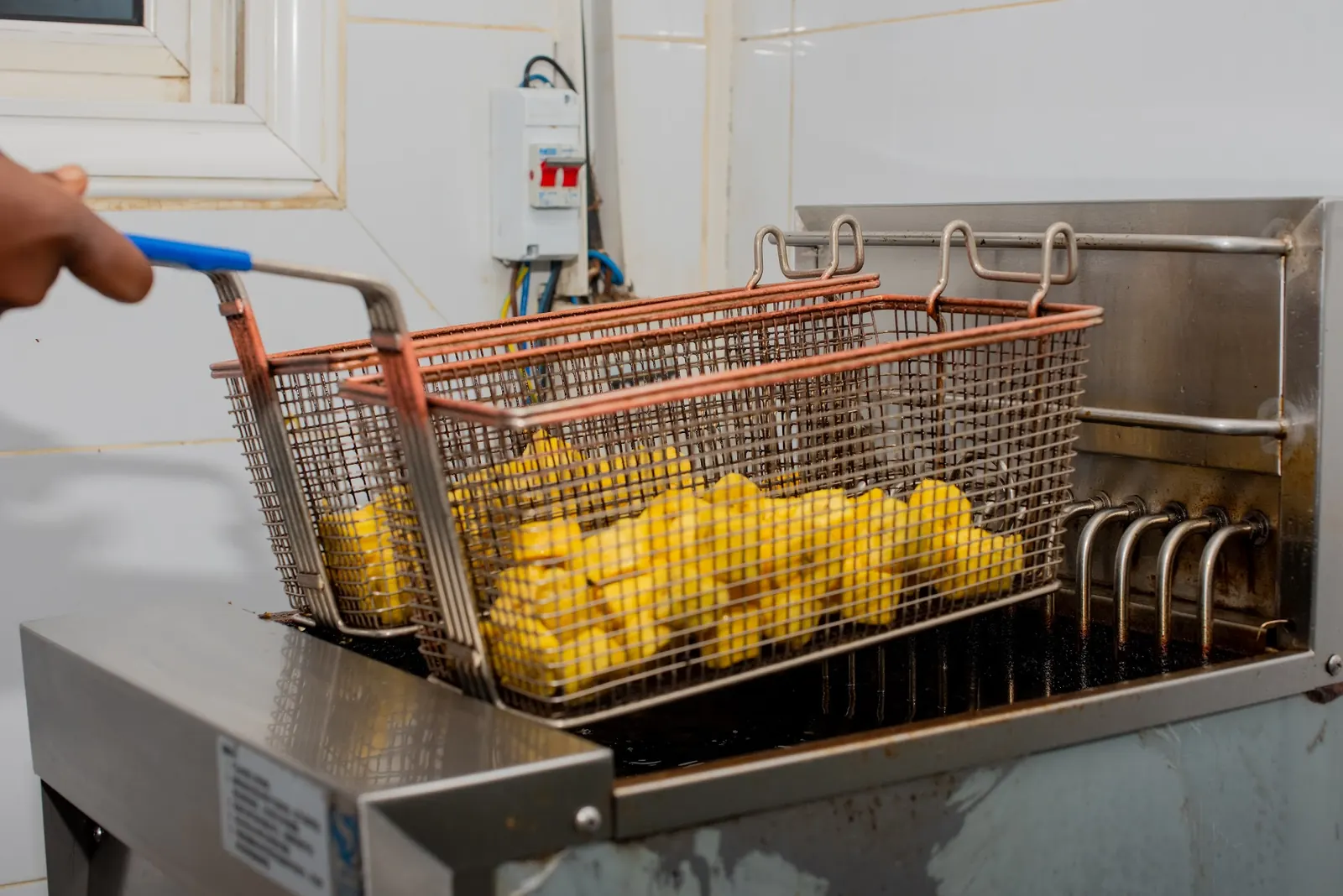 Plantains dans la friteuse professionnelle