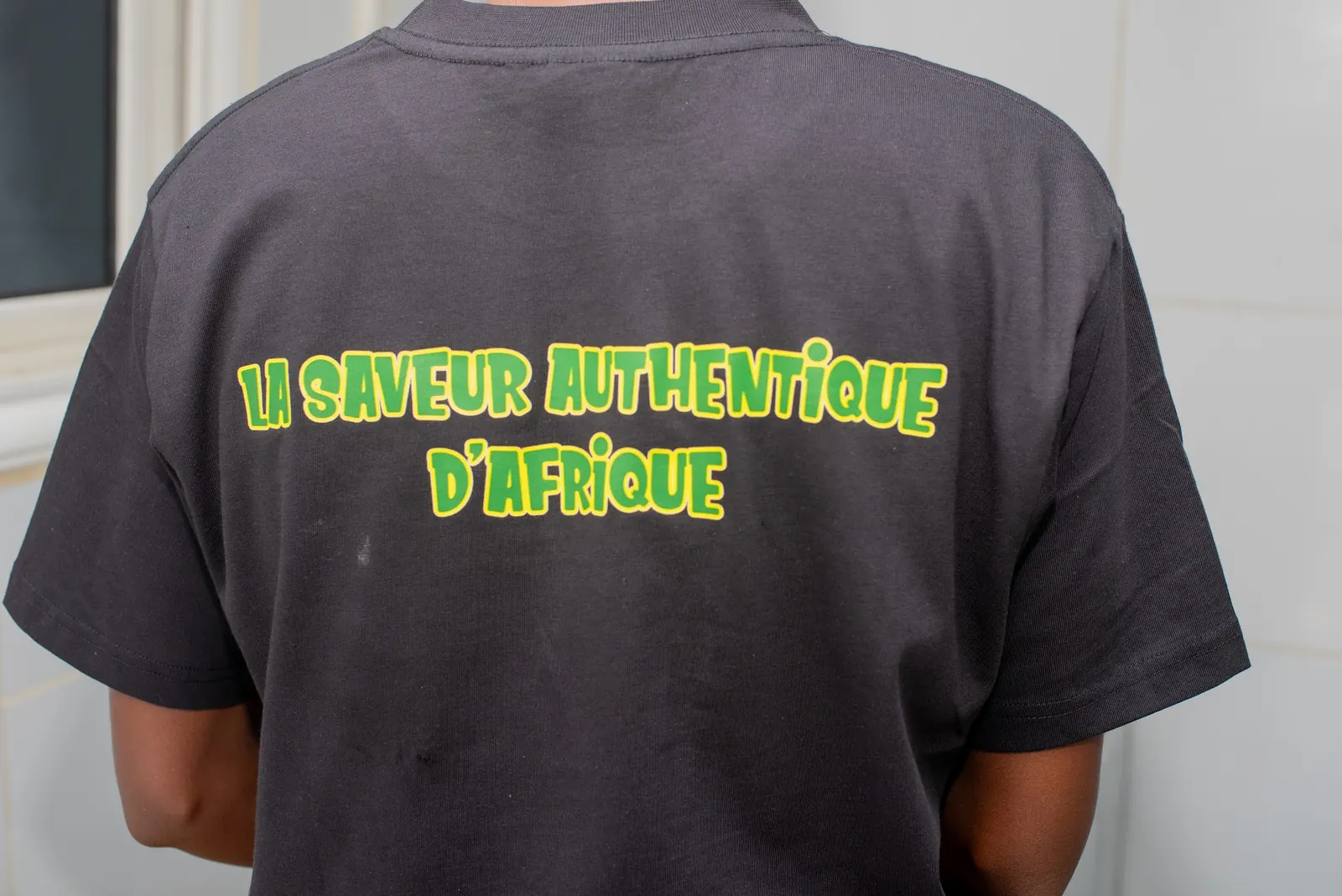 Dos d'un t-shirt Cham's Foods : La saveur authentique d'Afrique
